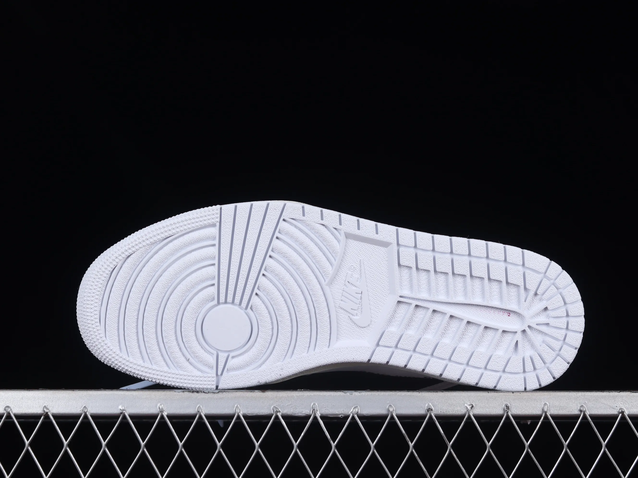 All categories Air Jordan Jordan series basketball shoes Air Jordan 1 High L version Off White x Air Jordan OW AJ1 Joe 1 joint all-white high-top basketball shoes AQ0818-100